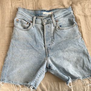 Levi’s Ribcage Cut Offs Size 26